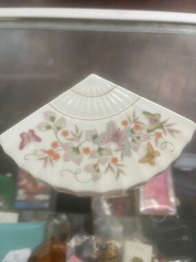 Avon Butterfly Fantasy Porcelain Treasure box (1980)